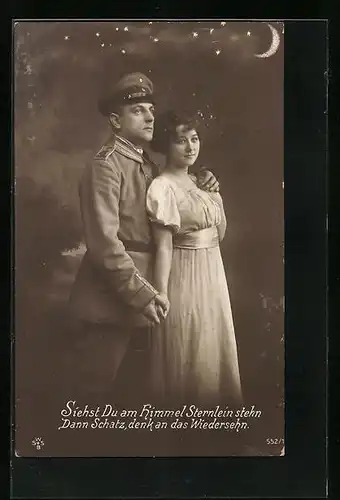 AK Soldat in Uniform mit seiner Frau unter dem Sternenhimmel, Soldatenliebe