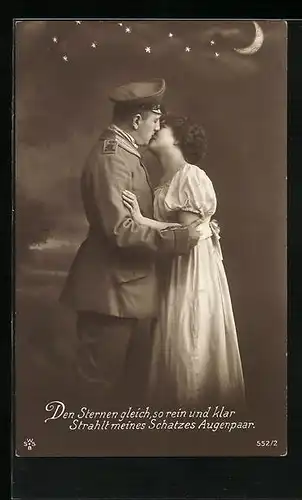 AK Soldat in Uniform küsst seine Frau unter dem Sternenhimmel, Soldatenliebe