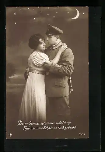 AK Soldat in Uniform umarmt seine Liebste unter dem Sternenhimmel, Soldatenliebe
