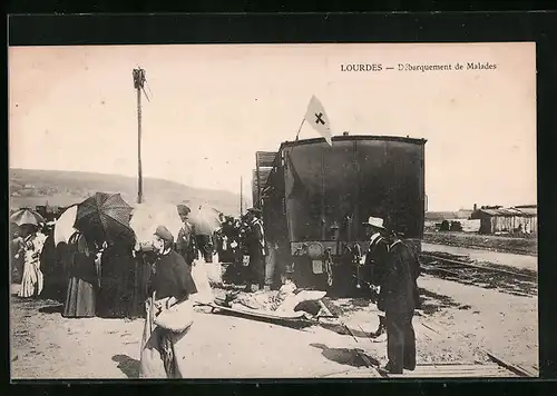AK Lourdes, Débarquement de Malades