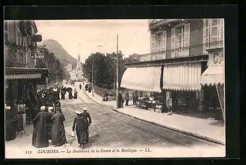 AK Lourdes, Le Boulevard de la Grotte et la Basilique