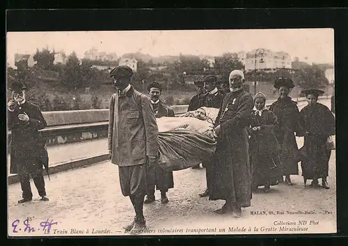 AK Lourdes, Le Train Blanc a Lourdes - Brancardiers volontaires transportant un Malade a la Grotte Miraculeuse