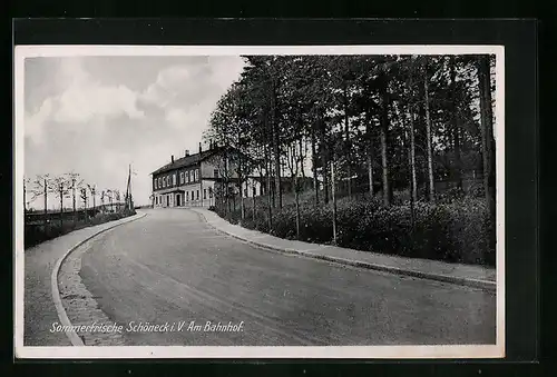 AK Schöneck i. V., Strasse mit Blick auf das Bahnhofsgebäude