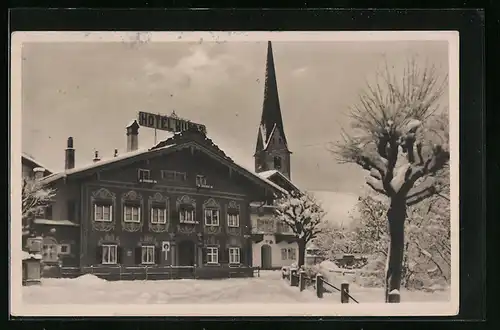 AK Garmisch, Hotel Husar im Schnee mit Blick auf Kirchturm