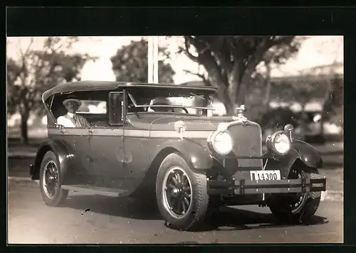 AK Automobil mit Fahrer in Seitenansicht