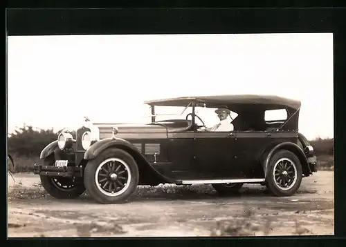 AK Stolzer Fahrer mit Hut in seinem Automobil