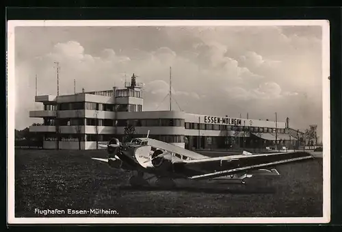 AK Essen-Mülheim, Flughafengebäude mit Propellermaschine der Lufthansa