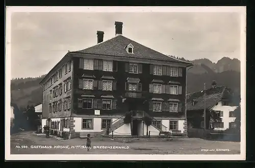 AK Hittisau /Bregenzerwald, Gasthaus Krone - Strassenansicht mit Bergkulisse