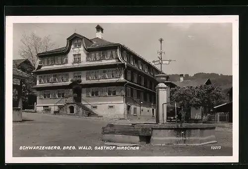 AK Schwarzenberg /Breg. Wald, Gasthof Hirschen mit Strasse und Brunnen