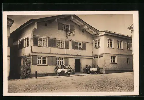 Foto-AK Sulzberg, Gasthaus, Gäste an Tischen vor der Türe