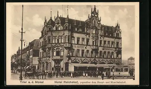 AK Trier /Mosel, Hotel Reichshof mit Strasse und Passanten