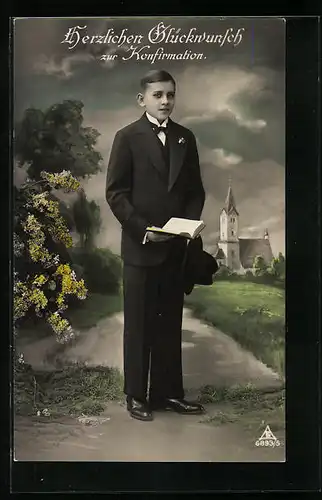Foto-AK Photochemie Berlin Nr. 6893 /5: Glückwunsch zur Konfirmation, Bube mit Gebetsbuch vor einer Kirchenkulisse
