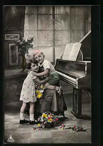 Foto-AK Photochemie Berlin Nr. 7029 /2: niedliches Kinderpaar umarmt sich vor einem Klavier