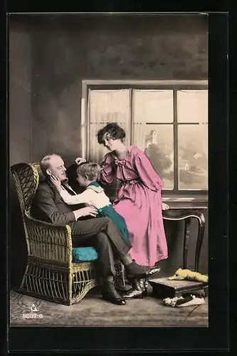 Foto-AK Photochemie Berlin Nr. 5007-6: Familienidylle im Wohnzimmer