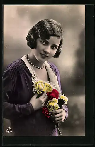 Foto-AK Photochemie Berlin Nr. 7130 /3: hübsches Mädchen mit Rosen in den Händen