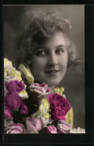 Foto-AK Photochemie Berlin Nr. 5232: bildschönes Fräulein mit Rosen