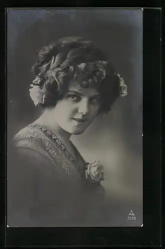 Foto-AK Photochemie Berlin Nr. 7390: bildschönes Fräulein mit Rosen im Haar