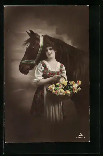 Foto-AK Photochemie Berlin Nr. 4402-4: Frau mit Blumenkorb und braunem Pferd