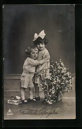 Foto-AK Photochemie Berlin Nr. 5693 /6: niedliches Kinderpaar mit Blumenkorb, Fröhliche Pfingsten