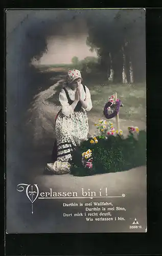 Foto-AK Photochemie Berlin Nr. 3558-6: Verlassen bin i!, Bäuerin kniet beim Gebet vor einem Grab