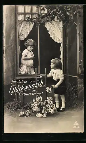 Foto-AK Photochemie Berlin Nr. 5581 /6: Knabe flirtet mit einem Mädchen am Fenster, Glückwunsch zum Geburtstag