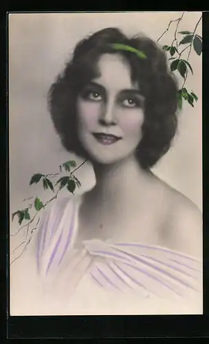 Foto-AK Photochemie Berlin Nr. 5126-5: bildschöne junge Frau mit grünem Haarband