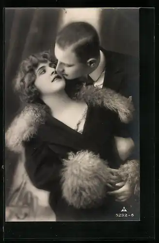 Foto-AK Photochemie Berlin Nr. 5292-6: Mann küsst seine Liebste zärtlich