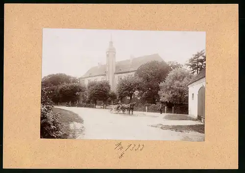 Fotografie Brück & Sohn Meissen, Ansicht Zottewitz bei Priesterwitz, Partie am Schloss Zottewitz mit Pferdekarren