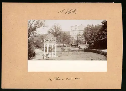 Fotografie Brück & Sohn Meissen, Ansicht Marienbad, Blick auf die Katholische Kirche mit Ambrosiusbrunnen
