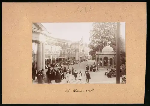 Fotografie Brück & Sohn Meissen, Ansicht Marienbad, Abendkonzert an der Kreuzbrunnenkolonade, Kurgäste
