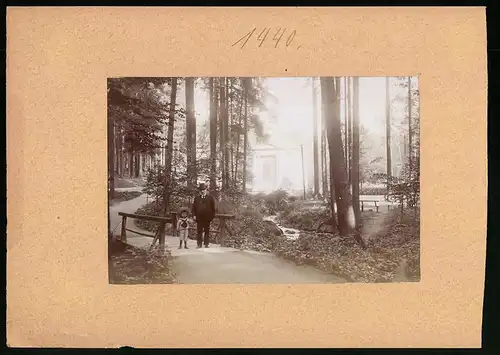 Fotografie Brück & Sohn Meissen, Ansicht Marienbad, Grossvater mit Enkelkind an der Waldquelle