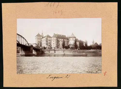 Fotografie Brück & Sohn Meissen, Ansicht Torgau / Elbe, Blick über die Elbe zum Schloss Hartenfels, Elbbrücke