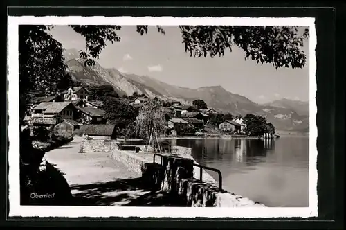 AK Oberried am Brienzersee, Uferpartie mit Bergen