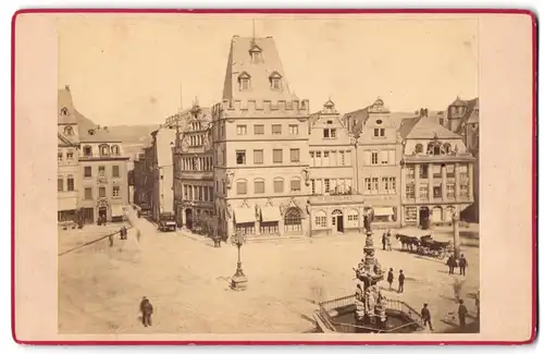 Fotografie unbekannter Fotograf, Ansicht Trier, Blick auf den Marktplatz mit dem Hotel Rothes Haus, 1879