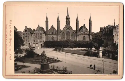 Fotografie J. Nöhring, Lübeck, Ansicht Lübeck, Blick auf das Heilig Geist Hospital mit Litfasssäule