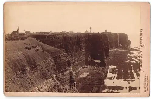 Fotografie G. Friedrichs, Helgoland, Ansicht Helgoland, Blick auf die Westküste mit Leuchtturm, Steilküste, 1891