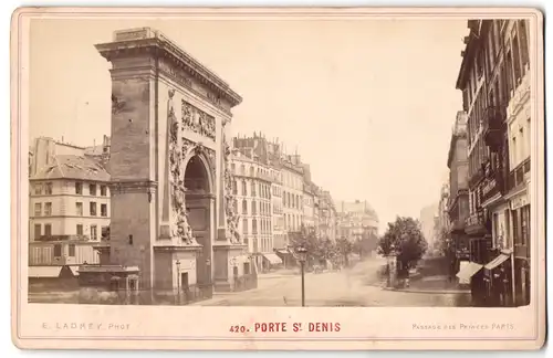 Fotografie E. Ladrey, Paris, Ansicht Paris, Strassenpartie am Porte St. Denis mit Litfasssäule, 1882