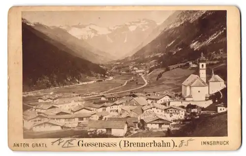 Fotografie Anton Gratl, Innsbruck, Ansicht Gossensass, Ortsansicht mit Kirche an der Brennerbahn