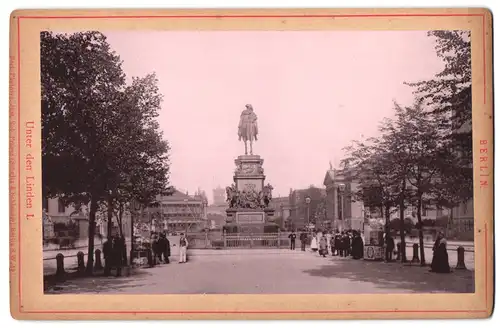 Fotografie Rob. Prager, Berlin, Ansicht Berlin, Unter den Linden mit Denkmal Friedrichs des Grossen der alte Fritz