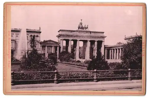 Fotografie Rob. Prager, Berlin, Ansicht Berlin, Grünanlagen vor dem Brandenburger Tor, Pariser Platz