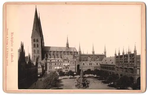 Fotografie J. Nöhring, Lübeck, Ansicht Lübeck, Marktplatz mit Kirche und Brunnen