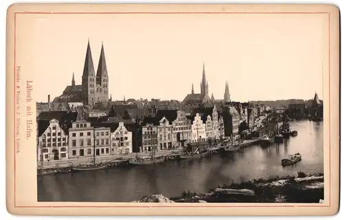 Fotografie J. Nöhring, Lübeck, Ansicht Lübeck, Hafenpartie mit Giebelhäusern