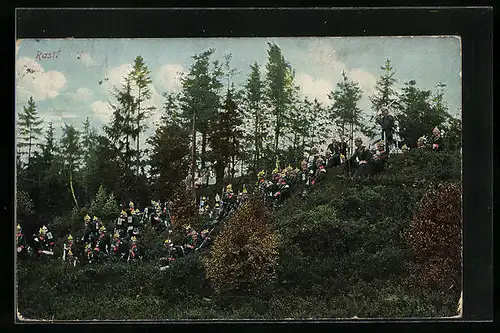 AK Deutsche Infanterie rastet auf einem Hügel