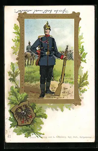 Künstler-AK Soldat der Infanterie in Uniform mit Gewehr und verzierter Pickelhaube
