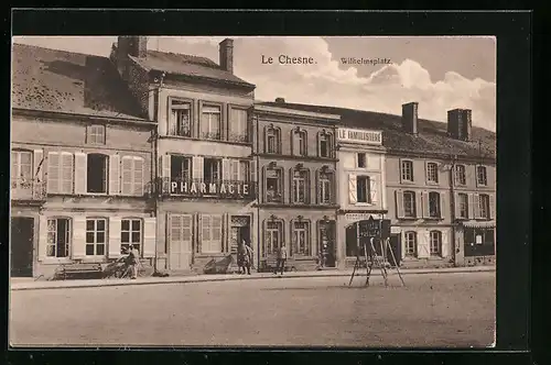 AK Le Chesne, Wilhelmsplatz mit Pharmacie und Le Familistere