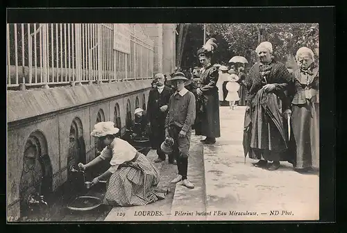 AK Lourdes, Pelerins buvant L`Eau Miraculeuse