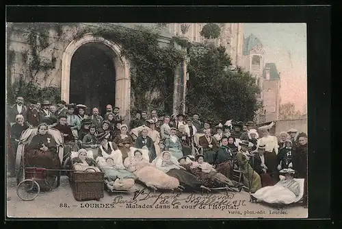 AK Lourdes, Malades dans la cour de l`Hopital