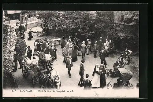 AK Lourdes, Dans la cour de l`Hopital