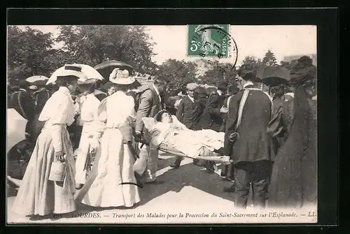 AK Lourdes, Transport des Malades pour la Procession du Saint-Sacrement sur l`Esplanade