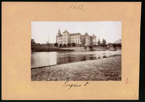 Fotografie Brück & Sohn Meissen, Ansicht Torgau / Elbe, Elbpartie mit Schloss Hartenfels und Frachtkahn